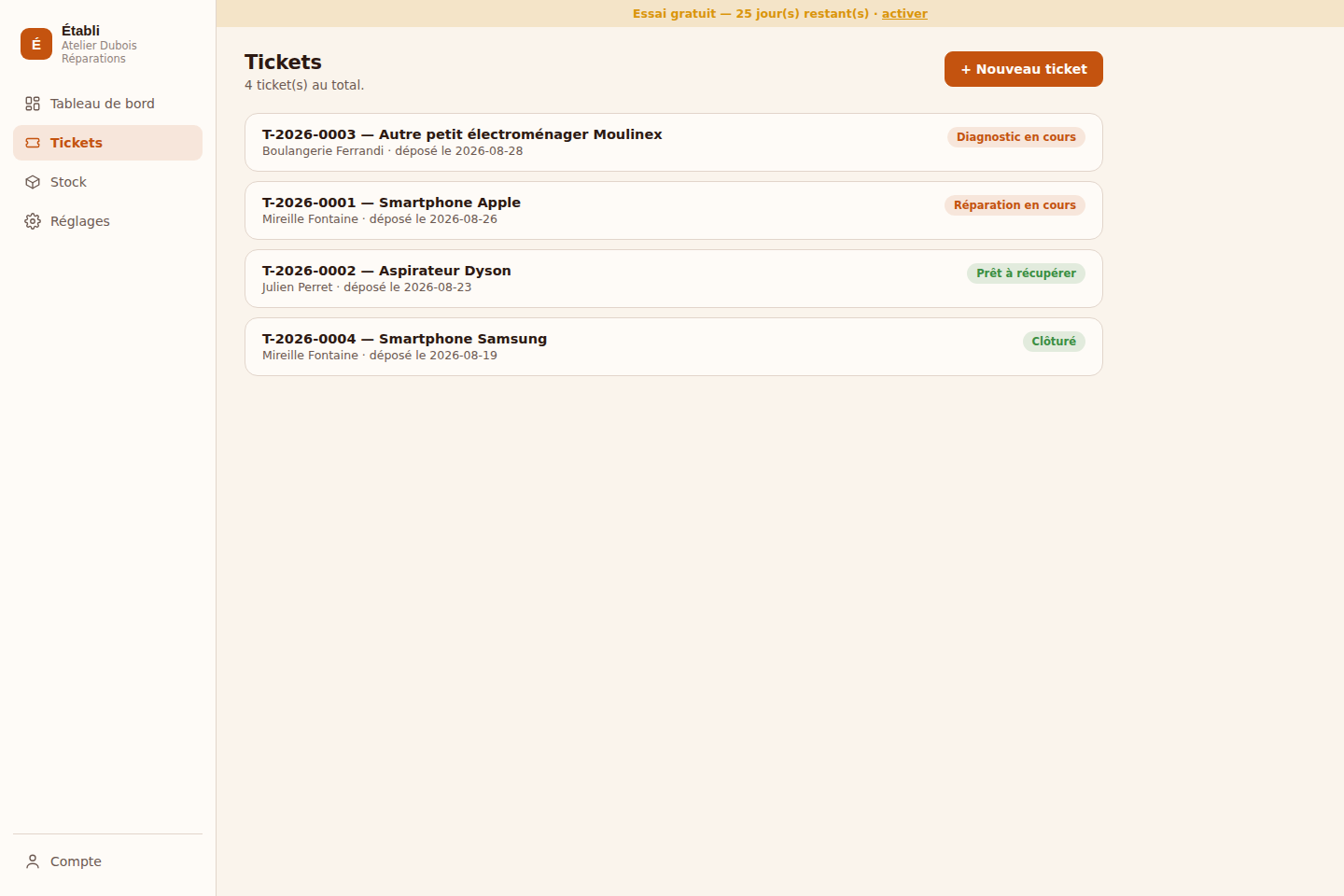 Liste des tickets de réparation dans Établi, avec appareil, client et statut de chaque réparation en cours
